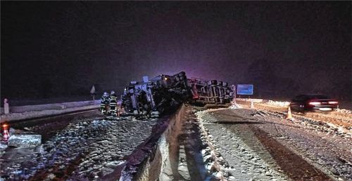 Acht Stunden lang Stillstand: Ein quer liegender Lkw sorgte am 10. Januar 2019 auf der A8 für die Aktivierung aller Koordinierungsgruppen des „Sonderplan Autobahn“. Foto Kreisbrandinspektion Rosenheim