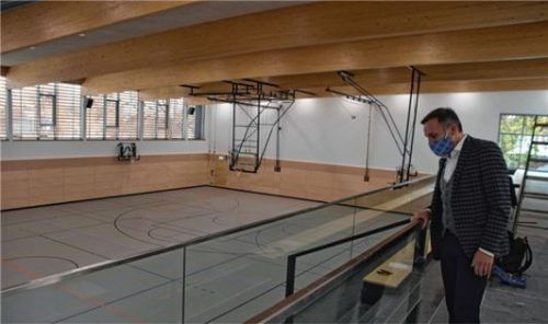 Alles im Blick: Bürgermeister Olaf Kalsperger ist begeistert von der neuen Turnhalle in Raubling.