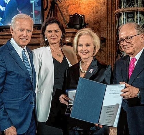 Als Laudator in München: Joe Biden (links) zusammen mit Ilse Aigner (Zweite von links), Cindy McCain und Wolfgang Ischinger bei der Sicherheitskonferenz 2018.Foto MSC