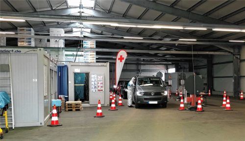Am Montag haben sich 559 Menschen an der Station in Traunstein auf Corona testen lassen. Foto Geyer