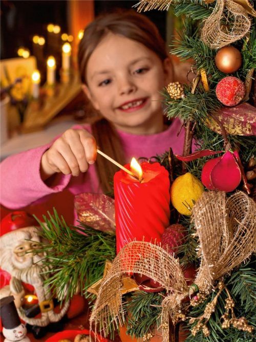 Am Sonntag wird die erste Kerze am Adventskranz angezündet. Dann startet auch das Angebot der Trachtler. Foto dpa, re