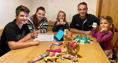 An diesem Tisch hat Claudia Engl aus Bruckmühl mit ihren Kindern (von links) Dominik, Magdalena und Sophie sowie ihrem Mann Stefan während der Corona-Quarantäne viel Zeit verbracht. Nicht nur zum Deutschlernen, sondern auch zum Spielen mit Barbiepuppen. Foto Neuwirth