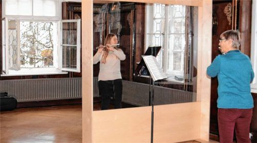 Auch das geht nicht mehr: Gut belüftet und getrennt durch Plexiglas – so lief der Unterricht im November ab: Musiklehrerin Eva Lammich (rechts) mit Musikschülerin Jessica Lindner im großen Saal der Musik- und Singschule Kolbermoor.Foto Riediger