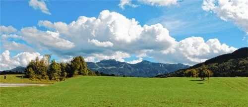 Auf dem Höhenrücken am südlichen Ortseingang von Frasdorf plant die Backerei Miedl ein Café mit Verkaufs- und Produktionsfläche. Auch ein Regionalmarkt des Anderlbauern soll dort entstehen. Foto Rehberg