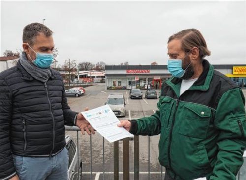 Aus den Händen von Matthias Lohmeier (rechts), BDM (Bundesverband deutscher Milchviehhalter), hat der Gesellschafter der Molkerei Bauer, Florian Bauer, ein Positionspapier von Bauernverbänden entgegengenommen.Foto weithofer
