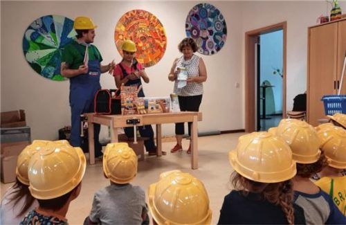 Baumeister suchten „Harry Hammer“, „Nicki Nagel“ und Sophie Maier im Kinderhaus St. Antonius in Gars.Foto Huber