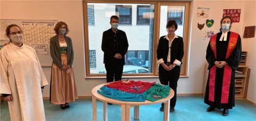 Bei der Segnung des Kreuzes (von links): Cornelia Gaiser (links), Gemeindereferentin der katholischen Pfarrei, die Leiterin der Gemeindebücherei Maria Strobl, Bürgermeister Andreas Fenzl, die Leiterin des Kinderhorts Barbara Mittermeier-Mößner und der evangelische Pfarrer Mirko Hoppe. Nicht auf dem Bild ist die Zweite Kinderhortleiterin Karin Streit. Foto RE