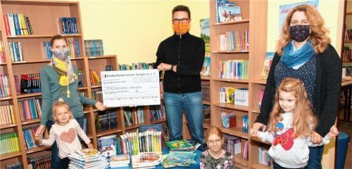 Constanze Gleser (Büchereiteam), Matthias Hergenhan (Kinderförderverein Zangberg) und Bianca Ruprecht (Kinderförderverein) bei der Scheckübergabe (von links).Foto Huber