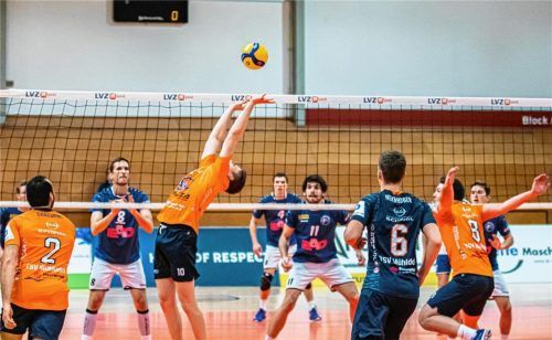 Da konnten sich die Mühldorfer noch so strecken: Gegen Leipzig war am Samstag kein Kraut gewachsen. Das Trainingsdefizit wirkte sich auf die Präzision des Mühldorfer Aufschlags- und Angriffsspiels aus. Von links Zied Chalgmi, Alex Brandstetter, Kilian Nennhuber und Florian Gschwendtner.Foto Bartsch