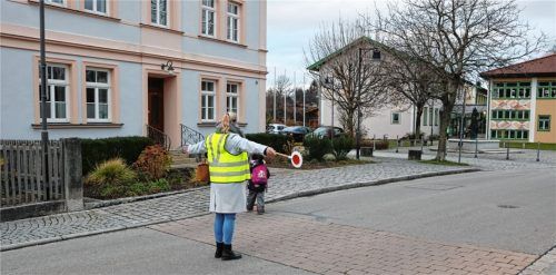 Dafür, dass die Schüler auch sicher in der Grundschule Flintsbach ankommen, sorgen unter anderem Lotsen. Zusätzlich sollen jetzt auch Wegepläne erarbeitet werden. Foto Steffenhagen
