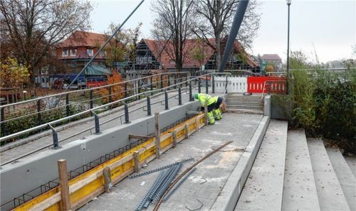 Damit die Spundwand in diesem Bereich abgedeckt ist, wird ein Balken darüber betoniert. Dieser kann später als Sitzgelegenheit genutzt werden.