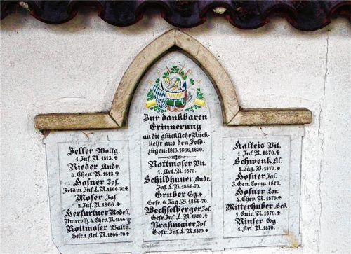 Dank für glückliche Heimkehr: Beim Kriegerdenkmal in Hochstätt findet sich diese Tafel. Foto Hesse
