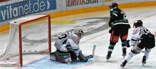 Das erste Rosenheimer Heimtor der Saison: Kyle Gibbons traf nach 70 Sekunden.