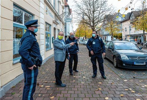 Das Fazit von Bürgermeister Peter Kloo nach einem Jahr Sicherheitswacht Mangfalltal ist rundum positiv: „Das ist eine Bereicherung für die Stadt.“ Rechts neben Peter Kloo die Sicherheitswachtmitglieder Peter Blohm und Rick Winter, ganz links Polizeihauptkommissar Michael Fritz, der die Einsätze der Sicherheitswacht koordiniert. Foto Thomae