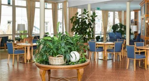 Das Foyer ist leer: Im Medical Park Prien Kronprinz in Prien sind momentan nur noch 35 Patienten untergebracht. Foto Berger