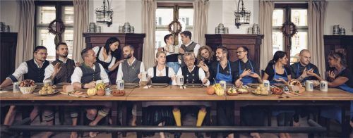 Für dieses Foto gab‘s Zuspruch, aber auch Kritik: Eric und Georgia Brodka vom Restaurant „Zum Augustiner“ wollen mit dieser Nachinszenierung des berühmten Kunstwerks „Das letzte Abendmahl“ auf ihre schwierige Situation aufmerksam machen. Fotos Thomas Streubel