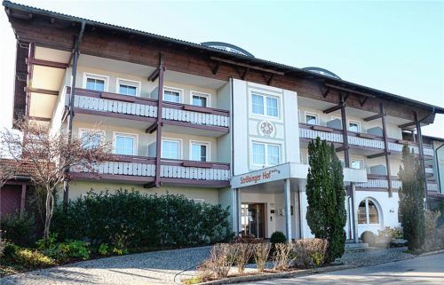 Das Thermenhotel Ströbinger Hof im Bad Endorf soll erweitert werden. Der Marktgemeinderat wünscht sich aber noch eine genaue Aufschlüsselung über den Bedarf an Parkplätzen, bevor er sein Einvernehmen erteilt. Foto Ammelburger
