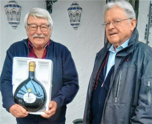 Dem Ehrenvorsitzenden des Rosenheimer Köchevereins, Helmut Eham (links), gratulierte der Vorsitzende Karl Heinz Kohler zum runden Geburtstag. Foto re