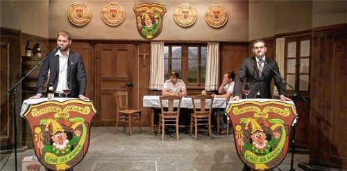 Den Fasching ganz ausfallen zu lassen, stand für die Faschingsgesellschaft Flintsbach-Fischbach nicht zur Debatte. Deshalb wurde die Auftaktversammlung, die gestern im Internet ausgestrahlt wurde, noch vor dem Lockdown im Theaterhaus Flintsbach aufgezeichnet. Hofmarschall Matthias Nickl (links) und Präsident Franz Astner sprachen über den Ablauf der kommenden Faschingssaison. Foto Faschingsgesellschaft Flintsbach-Fischbach