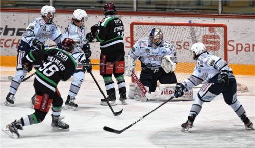 Der 4:4-Ausgleich für Rosenheim durch Verteidiger Maxi Vollmayer. Der Puck rutschte Riessersees Torhüter Daniel Allavena unter der rechten Schulter durch.