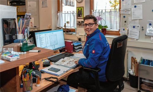 Der frischgebackene Dachdeckermeister Wolfgang Winnefeld junior ist von seinem Beruf begeistert, denn er spielt sich nicht nur im Büro ab, sondern vor allem draußen. Foto Thomae