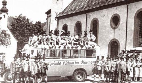 Der Hohenaschauer Trachtenverein 1934 vor der Abfahrt zum Circus Krone nach München. Foto Hötzelsperger