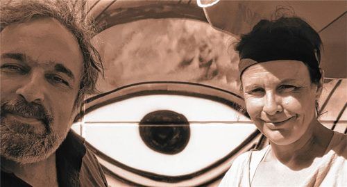 Der Künstler Mehrdad Zaeri und seine Frau Christina aus Mannheim (Duo „Sourati“) haben im Sommer beim Transit Art Festival in Rosenheim den großen Walfisch am Parkgebäude am Bahnhof gemalt. Hier flankieren die beiden das Auge des Tieres. Foto Privat