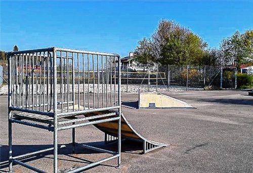 Der Skaterplatz vor dem Abbau der nicht mehr „verkehrssicheren“ Hindernisse. Ein sinnvoller Neuaufbau, so die einhellige Meinung im Gemeinderat, kann nicht in einer schlichten „Eins-zu-eins-Kopie“ bestehen, sondern setzt größereInvestitionen voraus. Foto Thomae