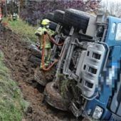 Lastwagen rutscht ab