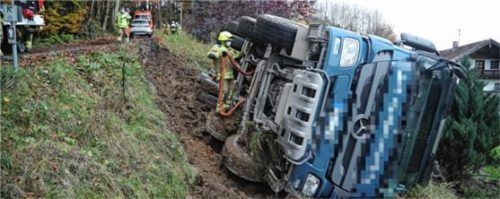 Der verunglückte Lastwagen musste aufwendig per Kran geborgen werden. Foto Lamminger