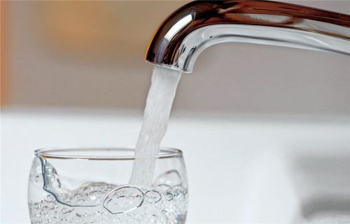 Der Halfinger Gemeinderat hat für Trinkwassererkundungsbohrungen gestimmt, mit dem Ziel, dass in Halfing bald Wasser aus dem eigenen Gemeindegebiet fließt. Foto dpa