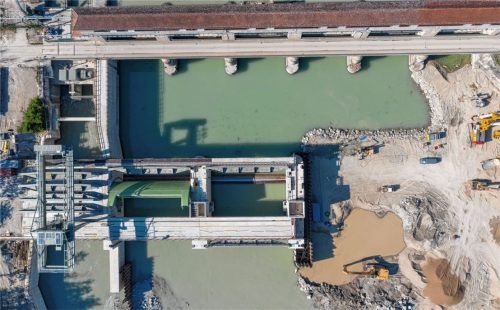 Die Arbeiten an der Wehranlage in Jettenbach sind in vollem Gange. In zwei Jahren soll das 250 Millionen Euro teuere neue Wasserkraftwerk in Betrieb gehen.Foto Verbund