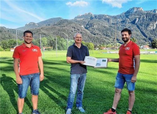 Die Bände der Fußballchronik übergab Wolfgang Daxwanger (Mitte), der Sohn des Chronisten, an die Abteilungsleiter Fußball Peter Feistl (links) und Nico Altmann.Foto Rehberg
