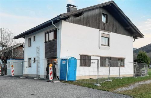 Die betroffene Unterkunft in Frasdorf ist von einem Bauzaun umgeben.Foto reisner