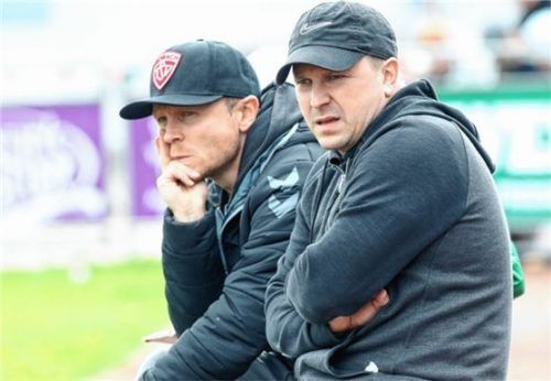 Die Buchbacher Trainer Markus Raupach und Andi Bichlmaier haben vor dem Tor des TSV Rain ein Foulspiel gesehen. Foto  Buchholz