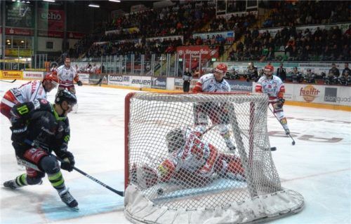 Die Entscheidung im Rekordspiel: Tyler Scofield trifft im April 2017 in der 107. Minute zum 5:4-Sieg für die Starbulls gegen Crimmitschau.Foto Ruprecht