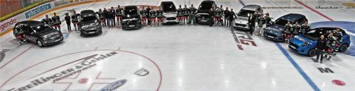 Die Fahrzeuge wurden im „Wohnzimmer“ der Starbulls, dem Rofa-Stadion, übergeben. Auch wenn Autos auf dem Eis der Rosenheimer Arena nicht alltäglich sind, machen die neuen Ford-Modelle eine gute Figur.