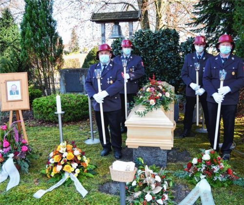Die Feuerwehr hielt „Ehrenwache“ am Sarg des Verstorbenen. Fotos Wastl