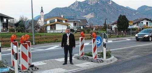 Die frisch angelegte Querungsinsel konnte kürzlich in Betrieb genommen werden. Bürgermeister Stefan Lederwascher ist froh, weil so Schüler und Friedhofsbesucher die Straße besser überqueren können. Foto Steffenhagen
