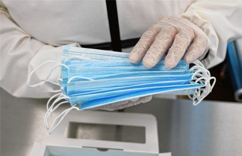 Die Gemeinde Oberaudorf hat erheblich in Sicherheitsvorkehrungen, darunter Masken, Plexiglasscheiben und Desinfektionsmittel, investiert.Foto dpa