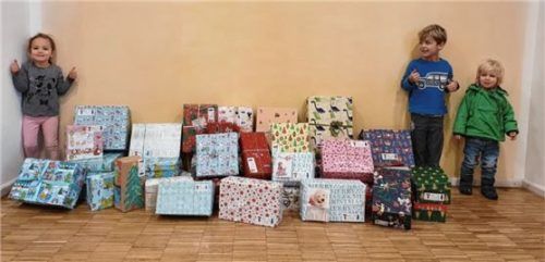 Die Kinder zeigen den Stapel der Geschenke in ihrer Aula voller Stolz. Foto RE