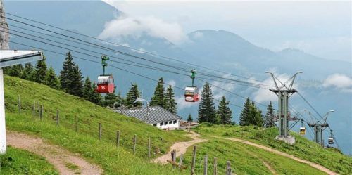 Die Möslarnalm nahe der Bergstation der Kampenwandseilbahn soll – wie die Sonnenalm – innerhalb der nächsten Wochen an die neuen Versorgungsleitungen für den Aschauer Ortsteil Staffelstein angeschlossen werden. Im Bereich der Seilbahntrasse verlaufen derzeit die Arbeiten.