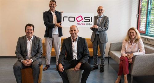 Die Roosi-Geschäftsführer Ralf Pichl und Steffen Kleinmanns sowie AKDB-Vorstandsmitglied Gudrun Aschenbrenner (sitzend von links) mit dem Roosi-Geschäftsführer Gernot Bernert und dem AKDB-Vorstandsvorsitzenden Rudolf Schleyer (stehend von links). Foto re