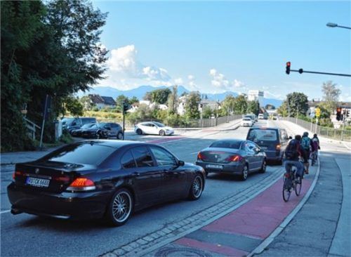Die Salzburger Straße (unser Bild) birgt für Radfahrer aus Stephanskirchen Gefahren. Die Gemeinde kann nicht regulierend eingreifen, denn es handelt sich um eine Staatsstraße. Foto Schlecker