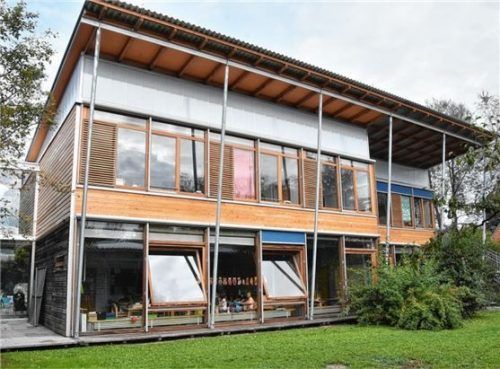 Die Stadt hat bereits einige Bauprojekte in einer Holzbauweise geplant. Bestes Beispiel: Die Aufstockung eines Pavillons an der Grundschule Erlenau. Foto Schlecker
