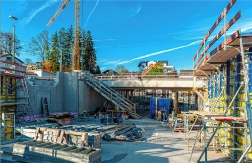 Die Stahlbrücke, die für einen bequemen und sicheren Weg von den Park-&Ride-Parkplätzen an der Haßlerstraße zum Bahnhof sorgen soll, soll jetzt knapp über 171000 Euro kosten. Foto Thomae