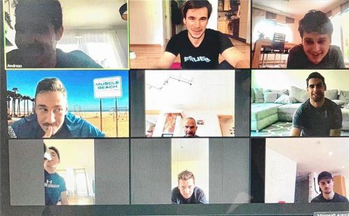 Die Starbulls Rosenheim beim Online-Training: Oben von links Andreas Mechel, Kapitän Michael Baindl und Stebastian Stanik, Mitte von links Florian Krumpe, Mannschaftsbetreuer Thomas Dorsch und Alexander Höller sowie unten von links Enrico Henriquez, Dominik Daxlberger und Marinus Schunda.SCREENSHOT Baindl