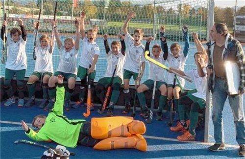 Die U12-Buben des SB DJK Rosenheim wurden Verbandsliga-Meister. Auf dem Bild von links: Adrian Sommer, Valentin Eiser, Paul Mathaus, Johannes Pietsch, Tim Krapf, Moritz Richter, Moritz Liegl, Constantin Leissner, Sebastian Fuchs und Trainer Rainer Brech; unten Torwart Tobias Linderer.