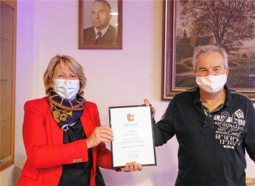 Die Urkunde erhielt Peter Böck von Bürgermeisterin Regina Braun. Foto Kirchner