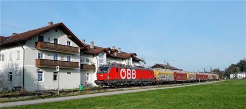 Direkt unter dem Balkon steht das weiße P-Schild – das Signal für den Lokführer, den Warnton zu aktivieren.
